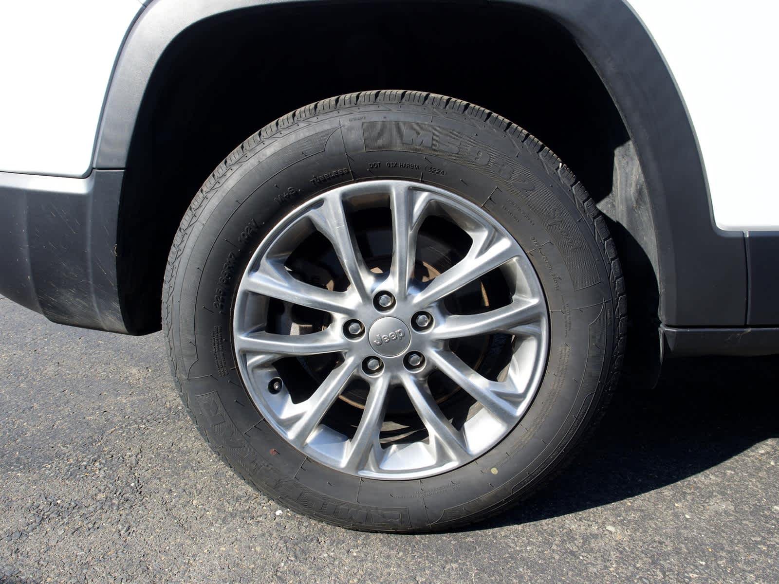 Used 2022 White Jeep Latitude Lux 4x4 image 9