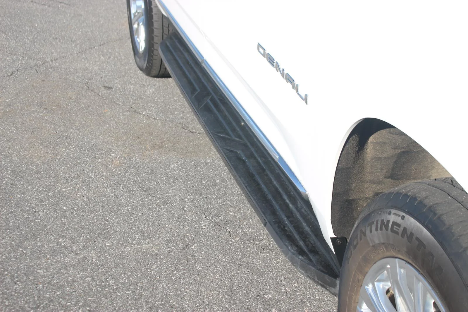 Used 2025 Summit White GMC Denali image 10