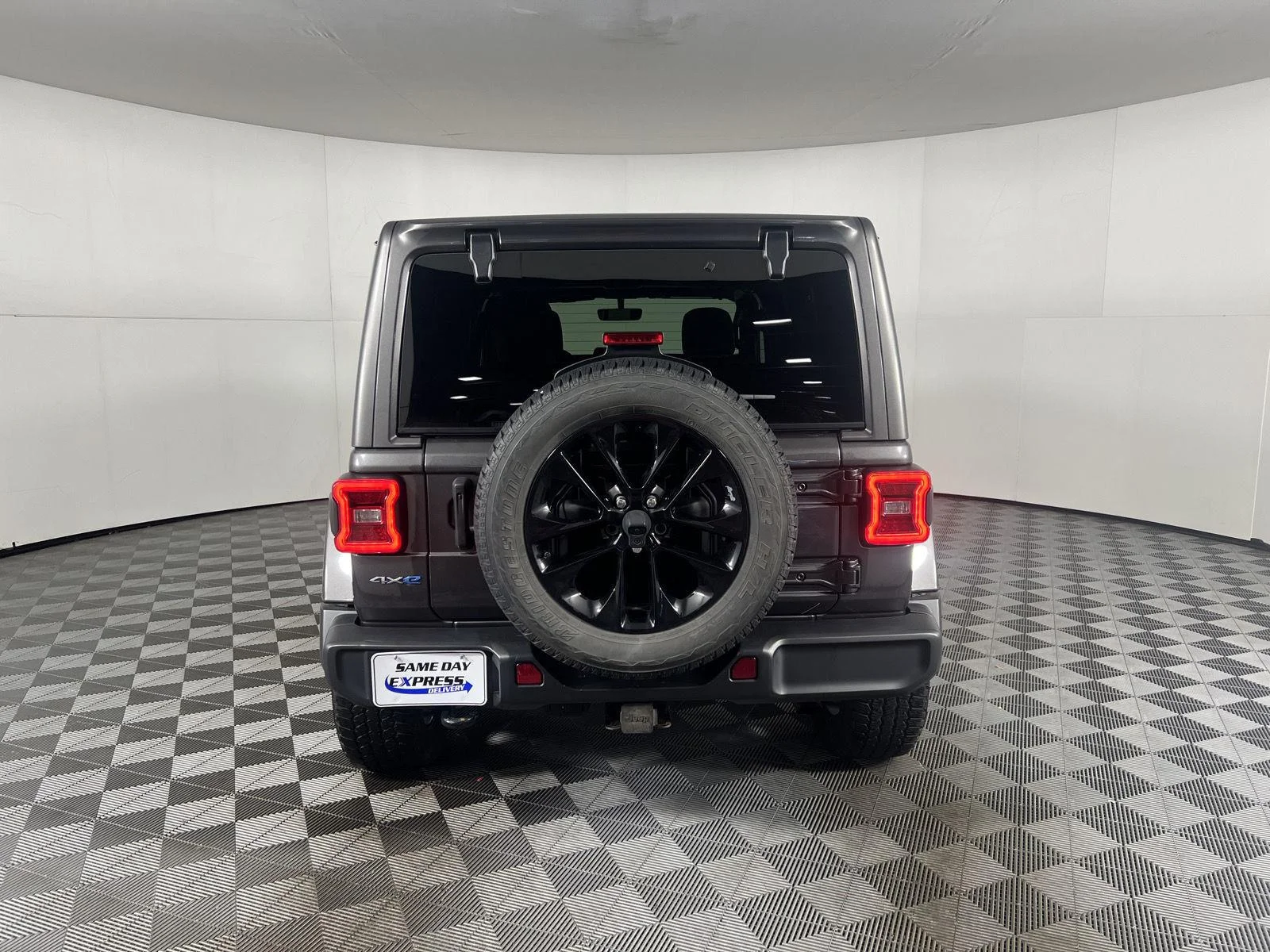 Used 2021 Granite Crystal Metallic Clearcoat Jeep Unlimited Sahara image 10