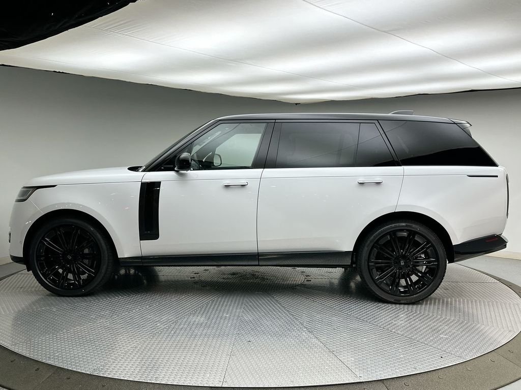 New 2027 Fuji White Land Rover SE image 2