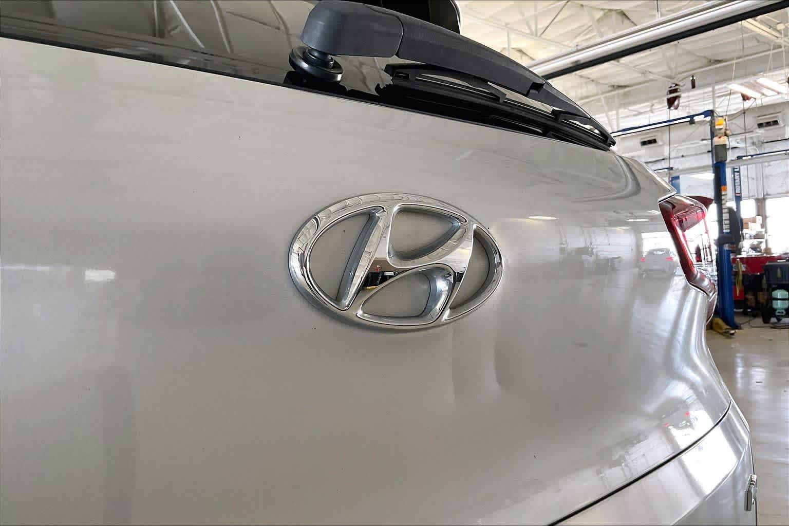 Used 2018 Molten Silver Hyundai SEL Plus image 30