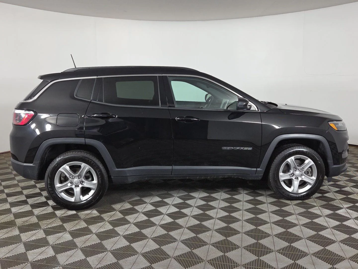 Used 2023 Diamond Black Crystal Pearlcoat Jeep Latitude image 7