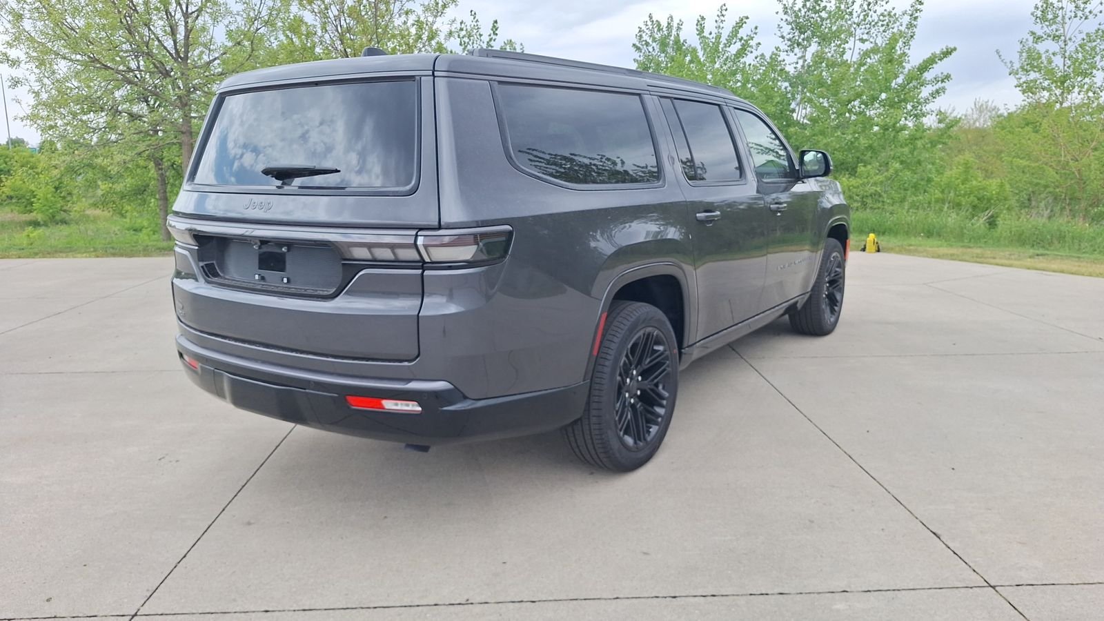 New 2026 Baltic-Gray Metallic Clear-Coat Exterior Paint Jeep Limited Reserve image 3