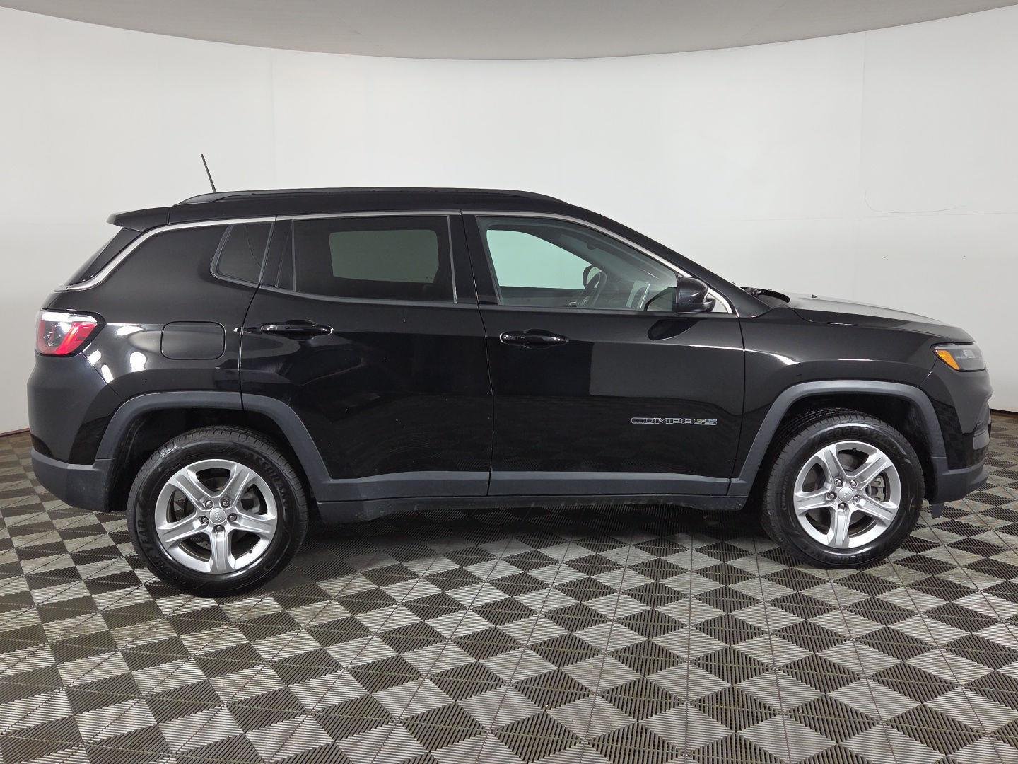Used 2023 Diamond Black Crystal Pearlcoat Jeep Latitude image 7