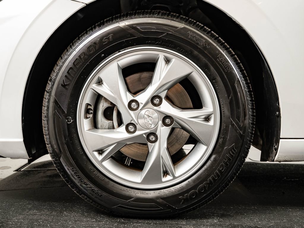 Used 2021 Quartz White Hyundai SE image 13