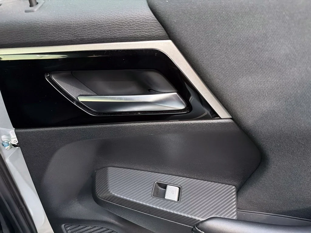 Used 2022 Silver Mitsubishi ES image 11
