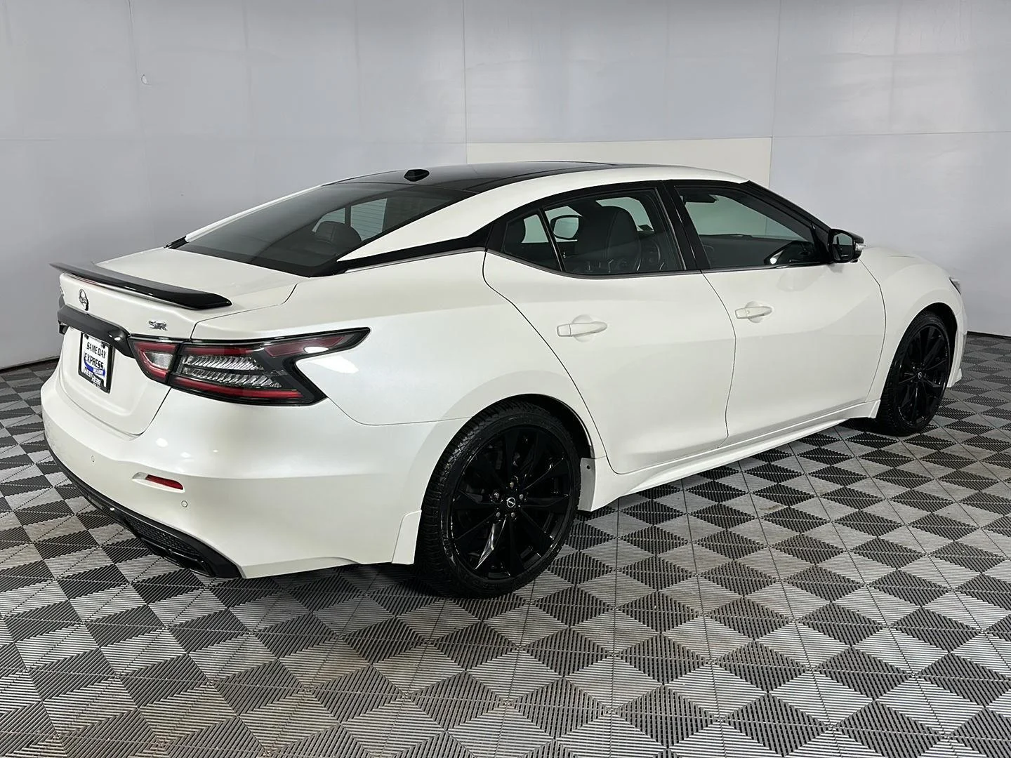 Used 2023 Pearl White Tricoat Nissan SR image 29