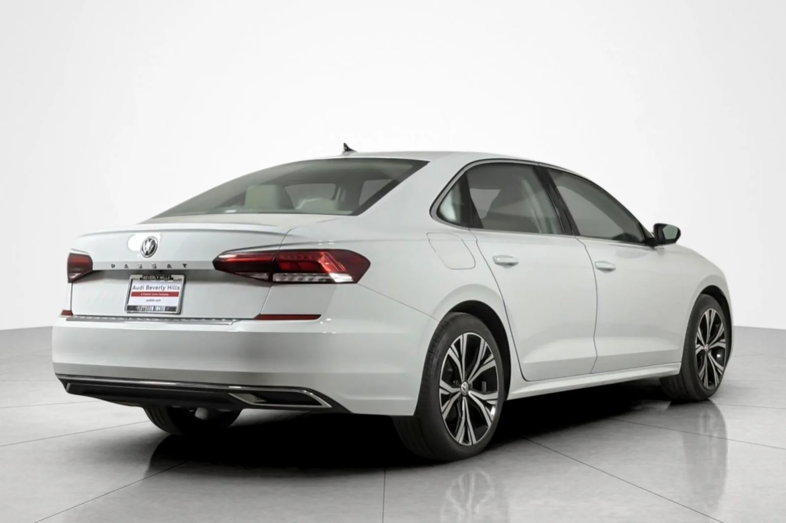 Used 2022 Pure White Volkswagen 2.0T SE Auto image 5