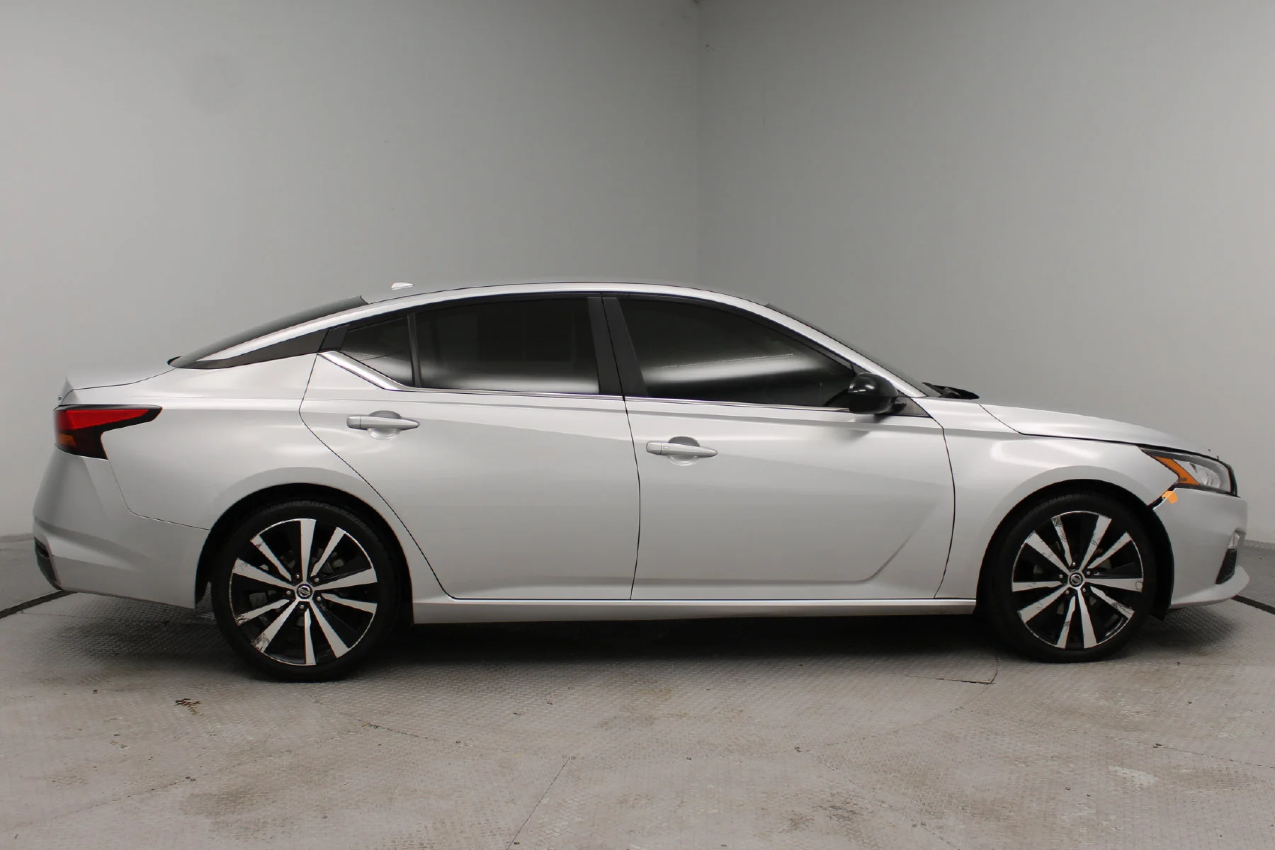 Used 2019 Brilliant Silver Metallic Nissan 2.5 SR Sedan image 35