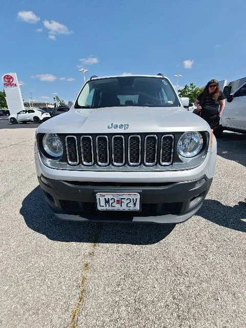 Used 2017 Silver Jeep Latitude image 15