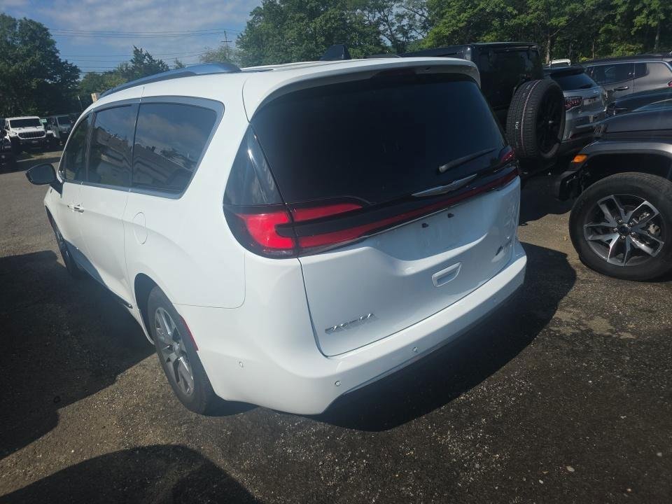 Used 2023 White Chrysler Hybrid Pinnacle image 4