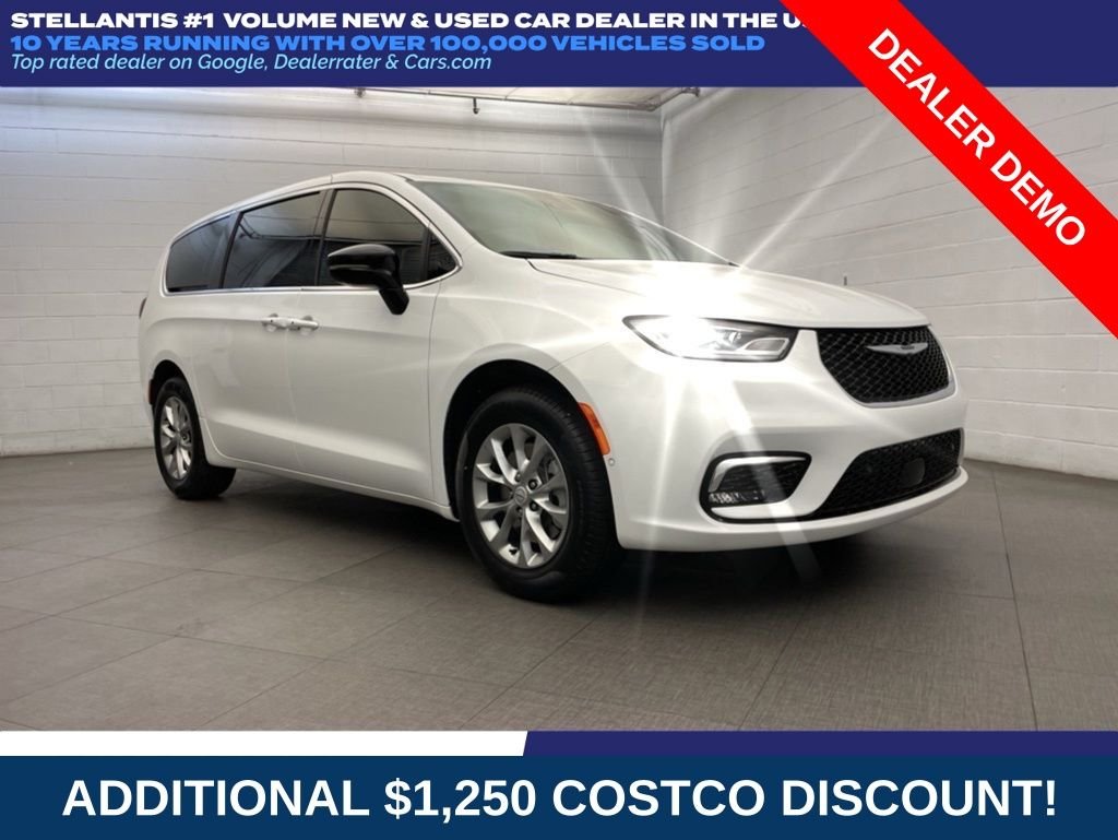 2026 Chrysler Pacifica Select's photo