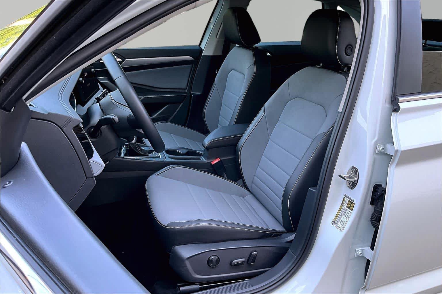 Used 2025 Opal White Pearl Volkswagen SE image 8
