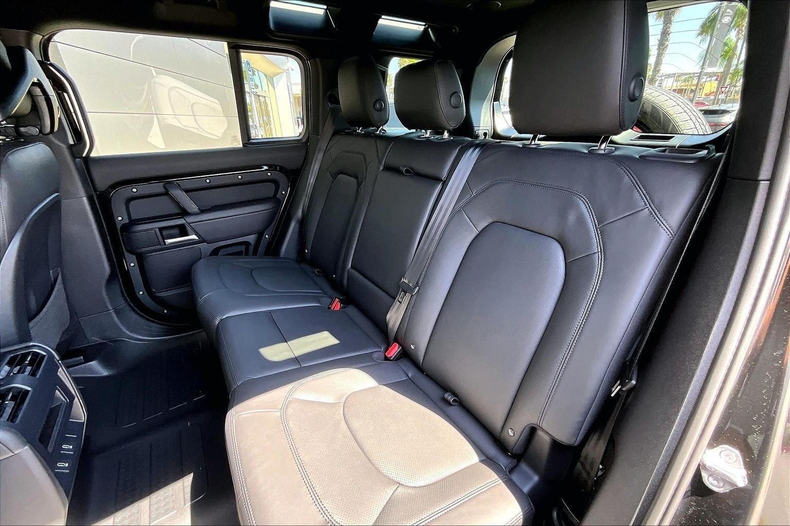 New 2026 Santorini Black Land Rover X-Dynamic SE image 10