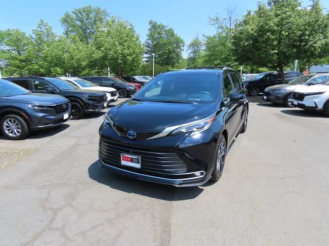 2025 Toyota Sienna Platinum 7-Passenger Hybrid AWD's photo