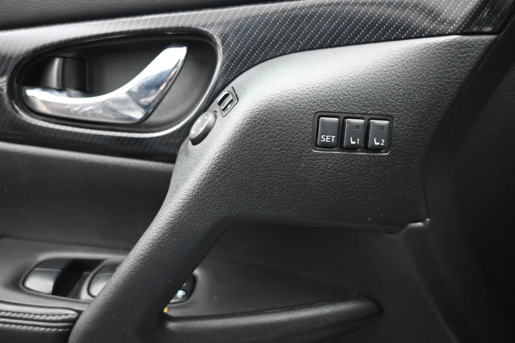 Used 2019 Silver Nissan SL image 17
