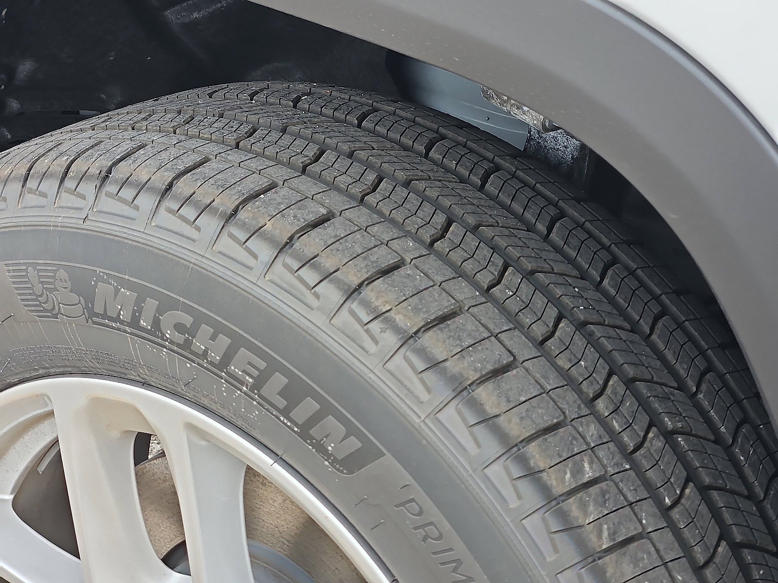 New 2025 Bright White Clear-Coat Exterior Paint Jeep Laredo image 10
