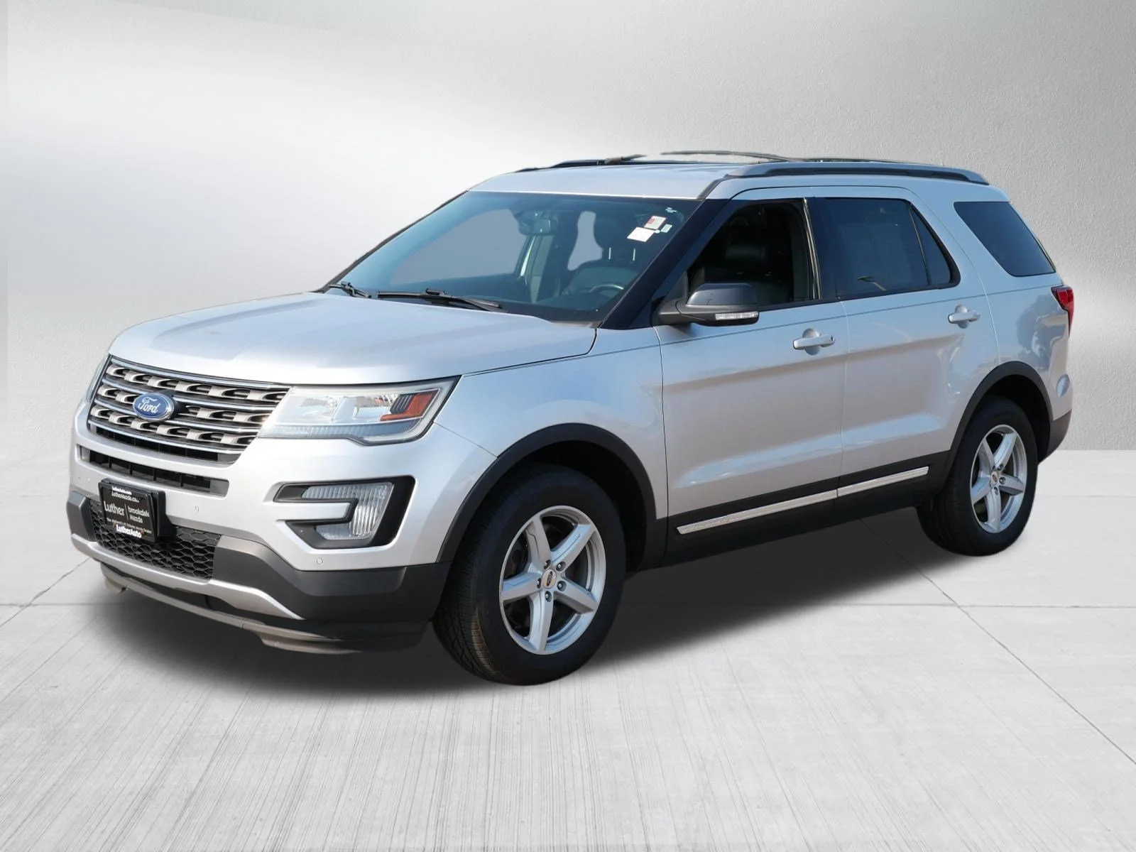 Used 2017 Ingot Silver Metallic Ford XLT image 3