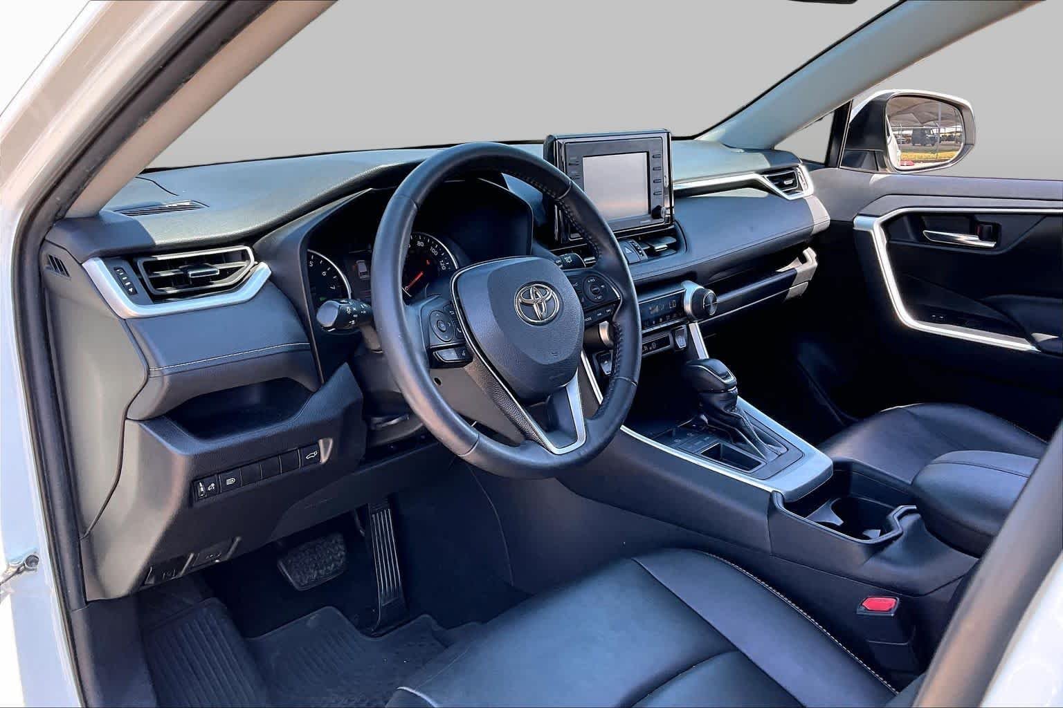Used 2021 Blizzard Pearl Toyota XLE Premium image 17