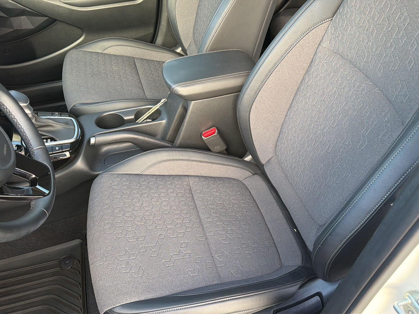 Used 2024 Snow White Pearl Kia S image 29