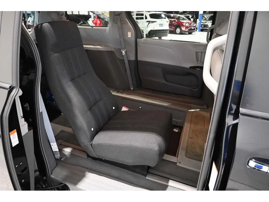 Used 2019 BLACK Toyota XLE Mobility Handicap Van image 17