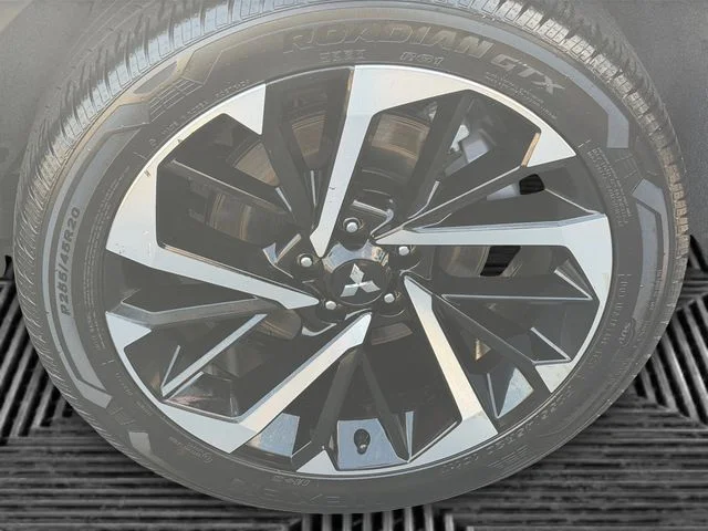 Used 2024 Silver Mitsubishi SE image 9