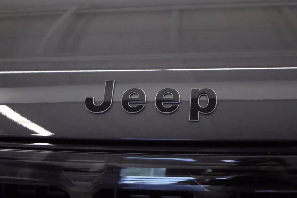 New 2026 Baltic-Gray Metallic Clear-Coat Exterior Paint Jeep Limited Reserve image 4