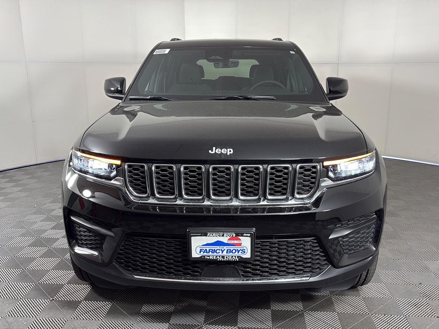New 2025 Diamond Black Crystal Pearl-Coat Exterior Paint Jeep Laredo image 3