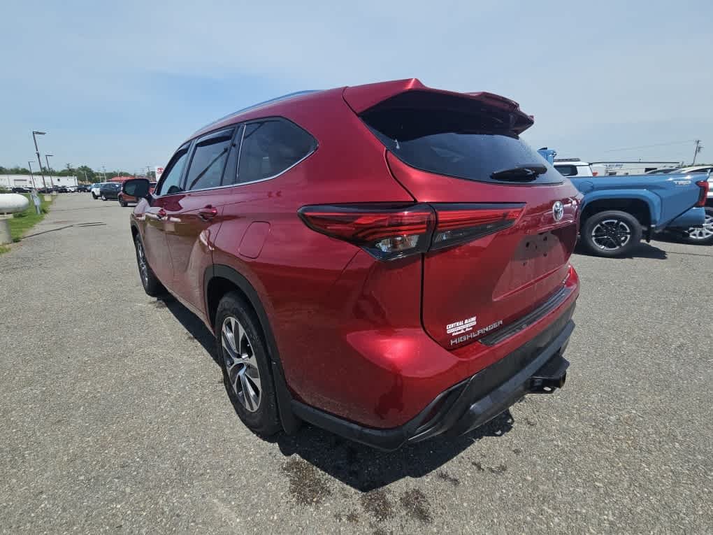 Used 2021 Ruby Flare Pearl Toyota XLE image 4