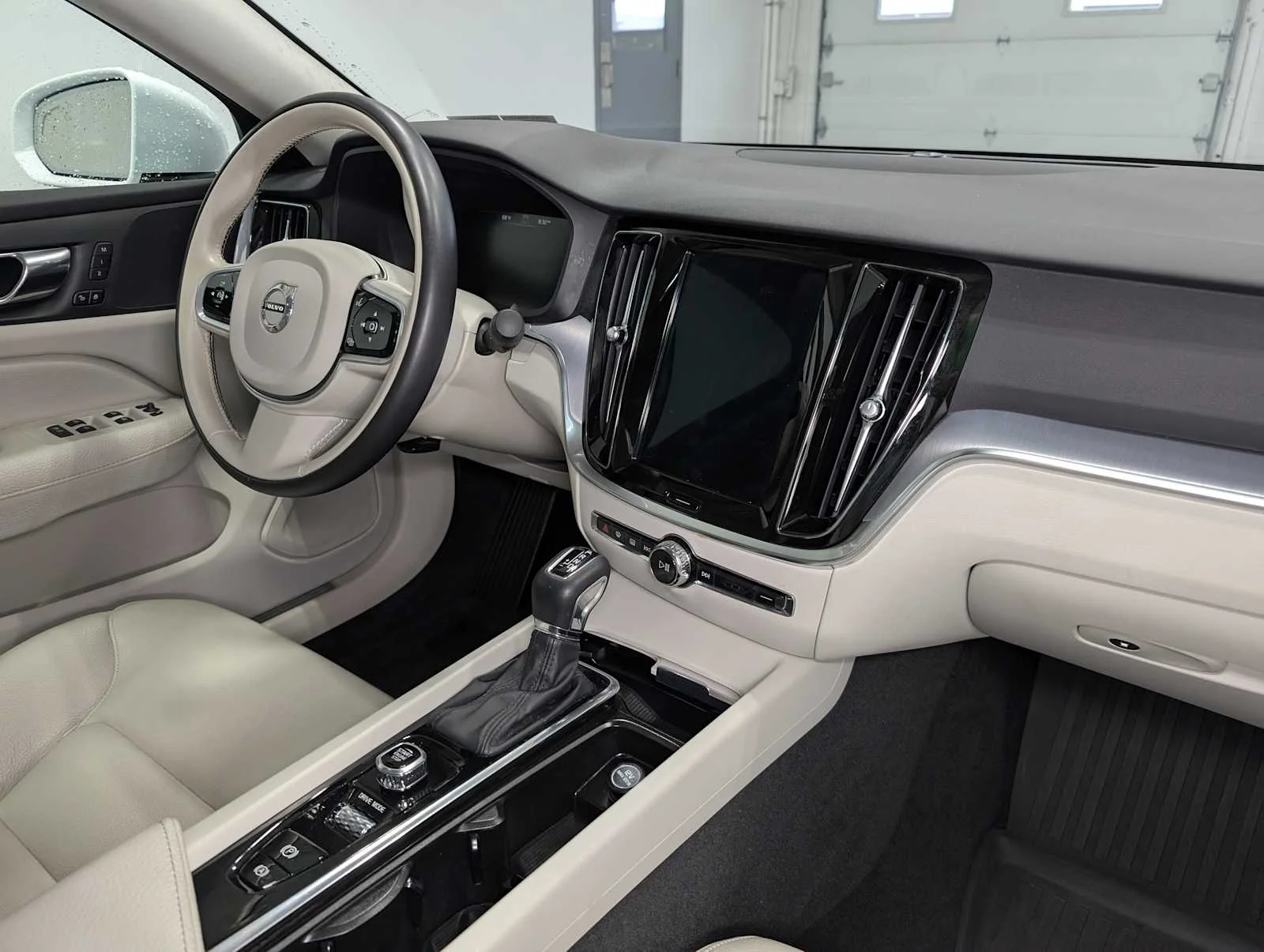 Used 2020  Volvo Momentum image 43