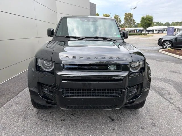 Used 2023 Santorini Black Metallic Land Rover  image 6