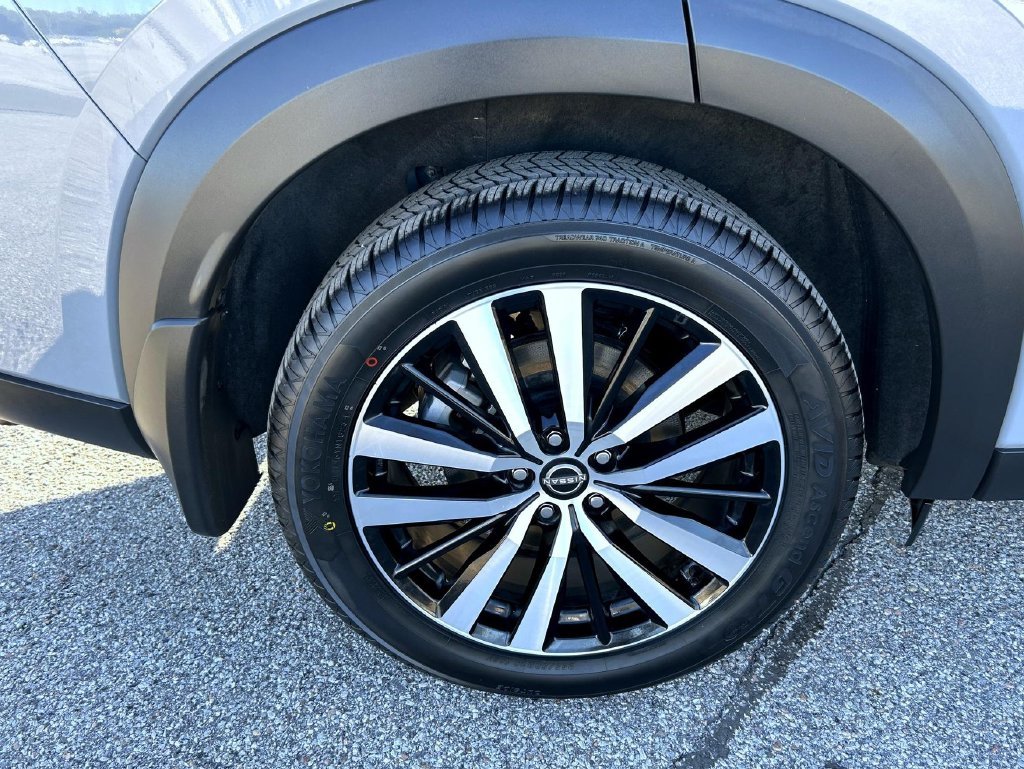 Used 2024 Gray Nissan Platinum image 25