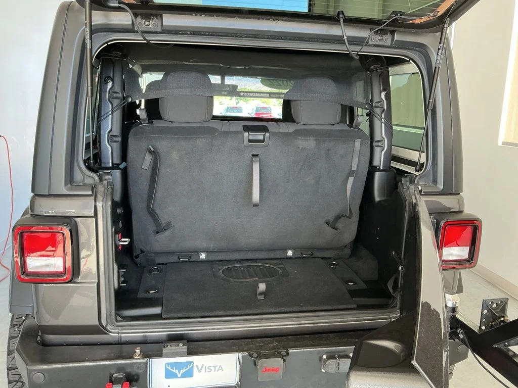 Used 2022 Crystal Metallic Jeep Rubicon image 32