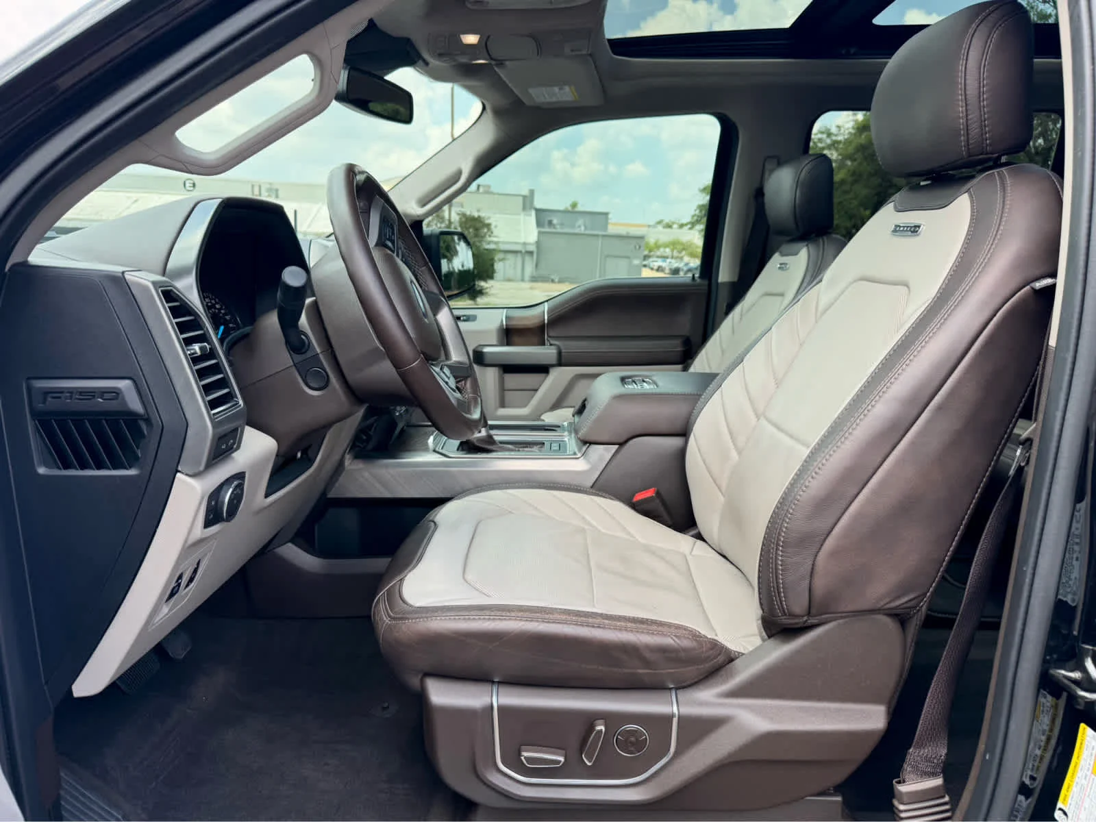 Used 2019  Ford Limited image 13