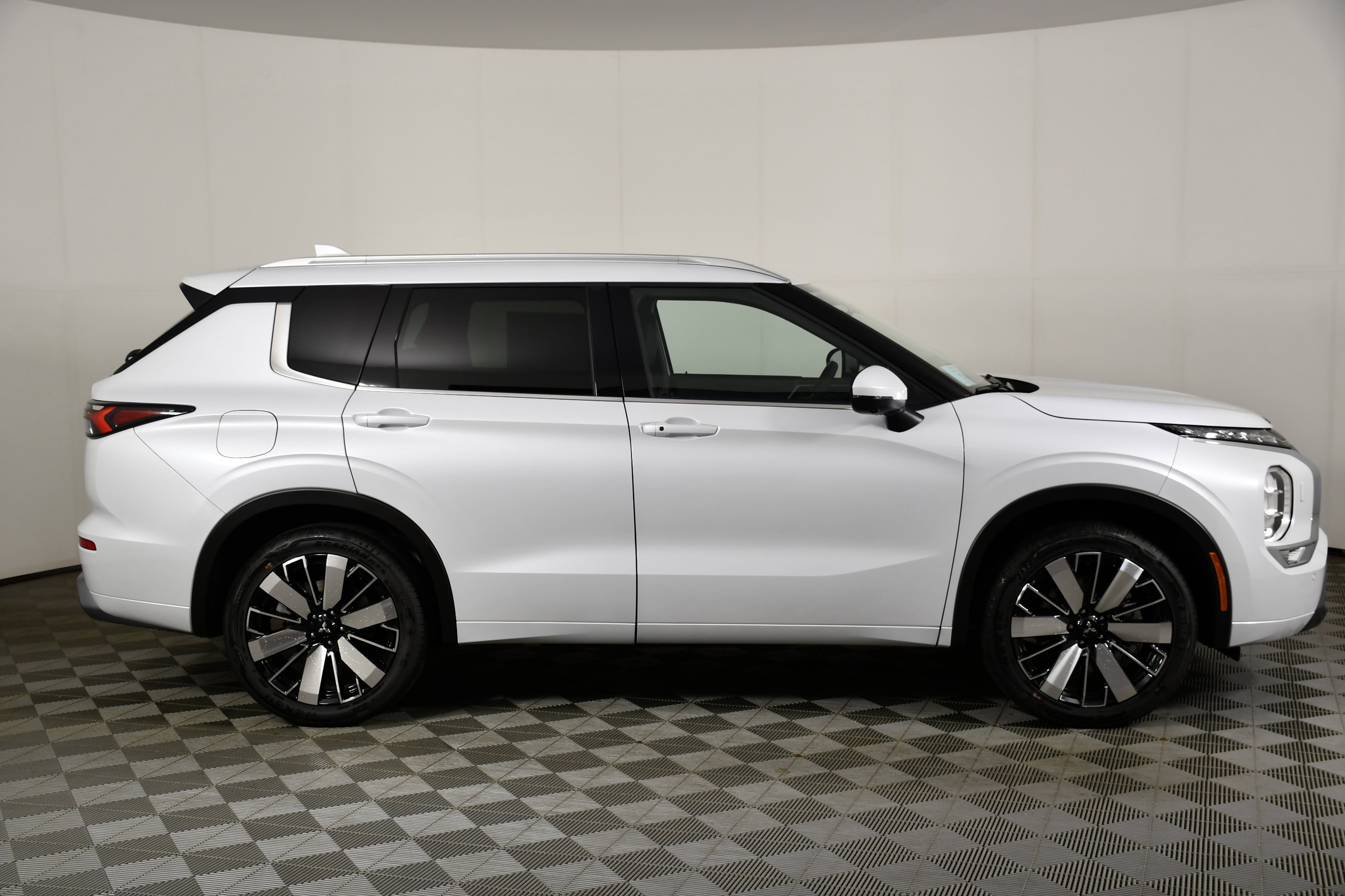 New 2026 White Diamond Mitsubishi SEL image 3