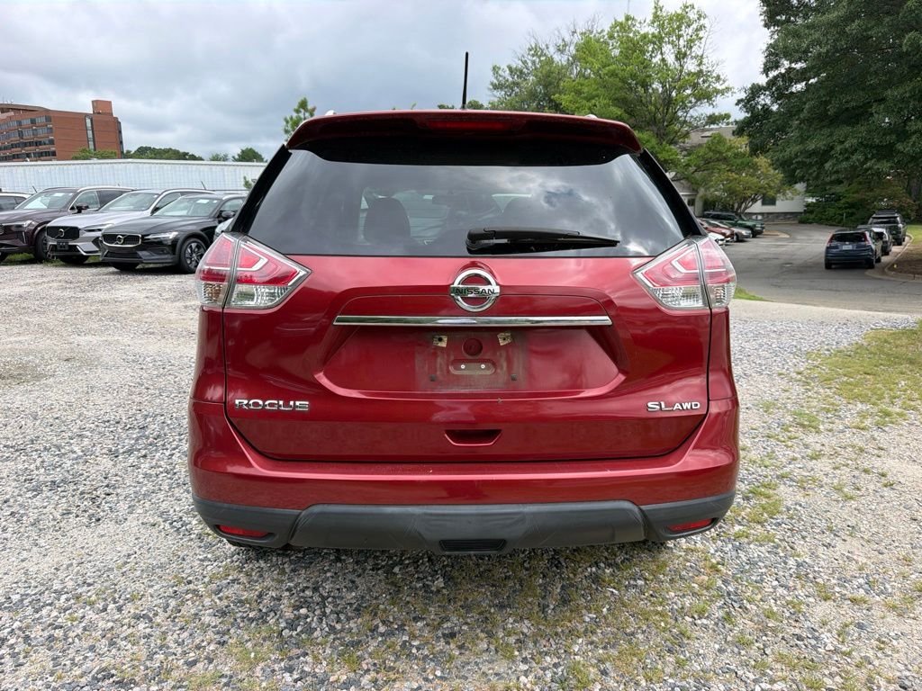 Used 2016 Red Nissan SL image 4