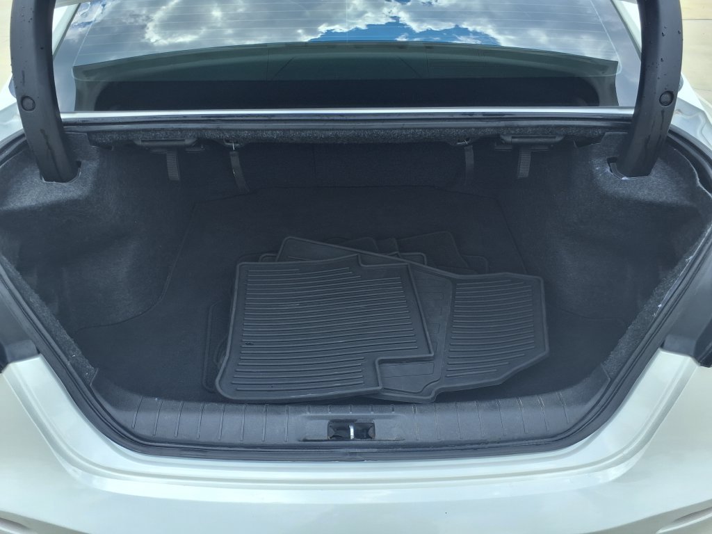 Used 2021 White Nissan Platinum image 9