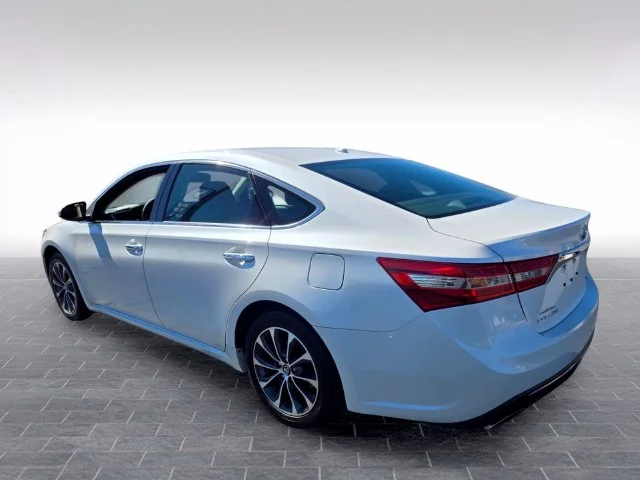 Used 2016 White Toyota XLE Premium image 5