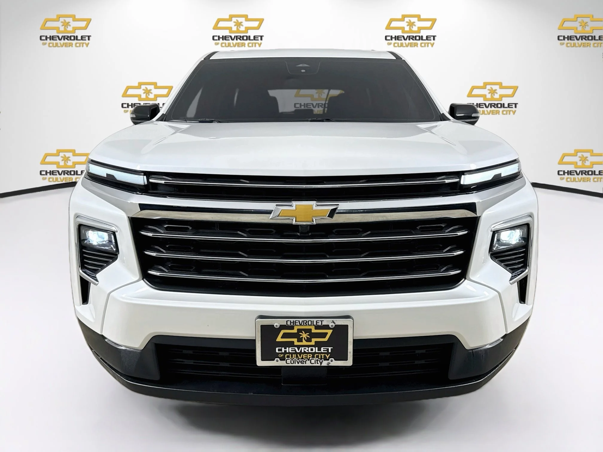 Used 2025 Iridescent Pearl Tricoat Chevrolet LT image 2