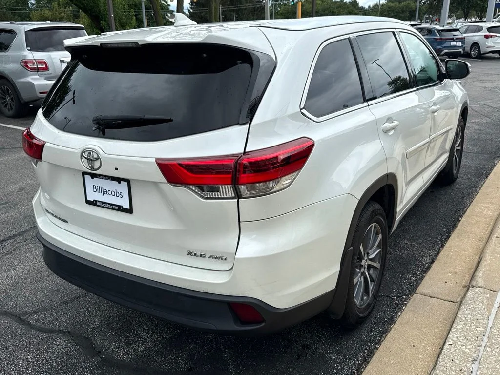 Used 2018 White Toyota XLE image 6