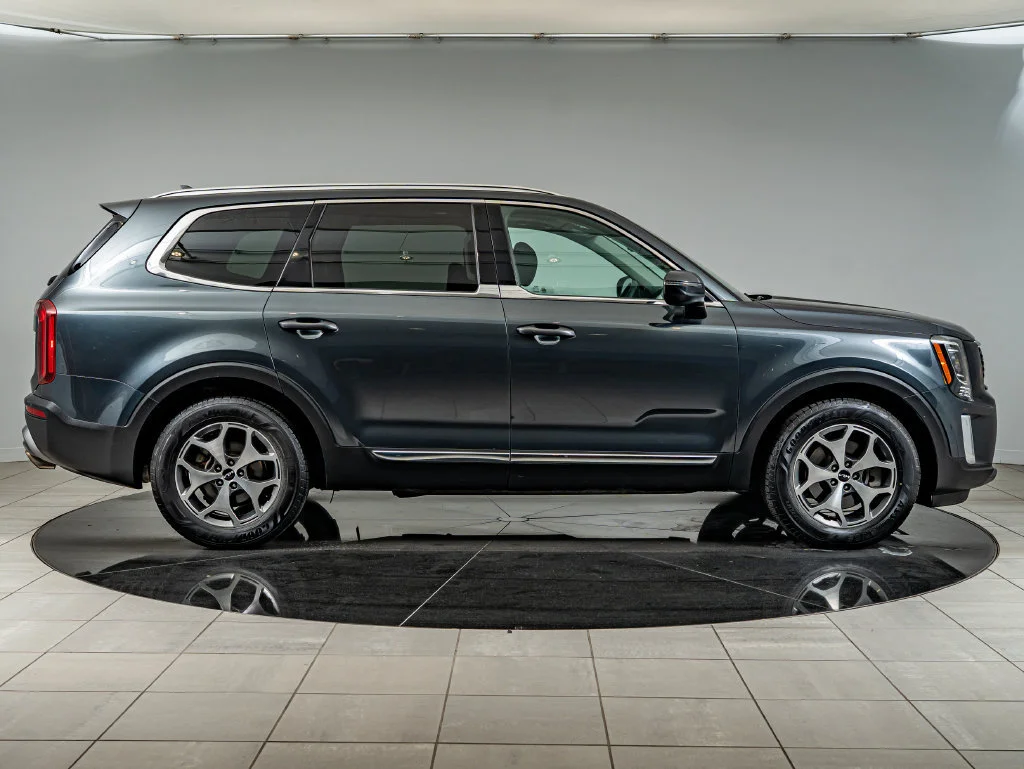 Used 2022 Gravity Gray Kia EX image 4