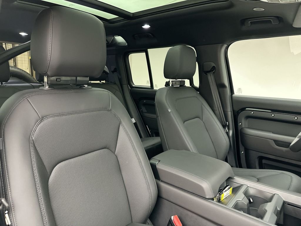 New 2026 Santorini Black Land Rover S image 6