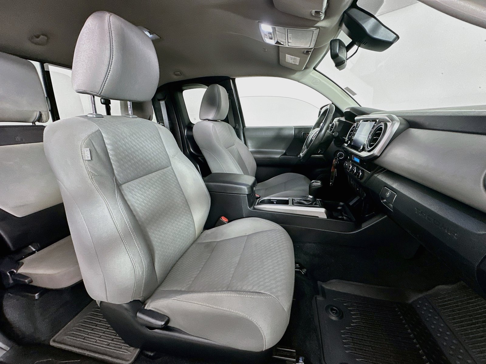 Used 2022 Midnight Black Metallic Toyota SR5 image 27