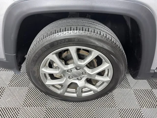 Used 2022  Jeep Latitude Lux image 10