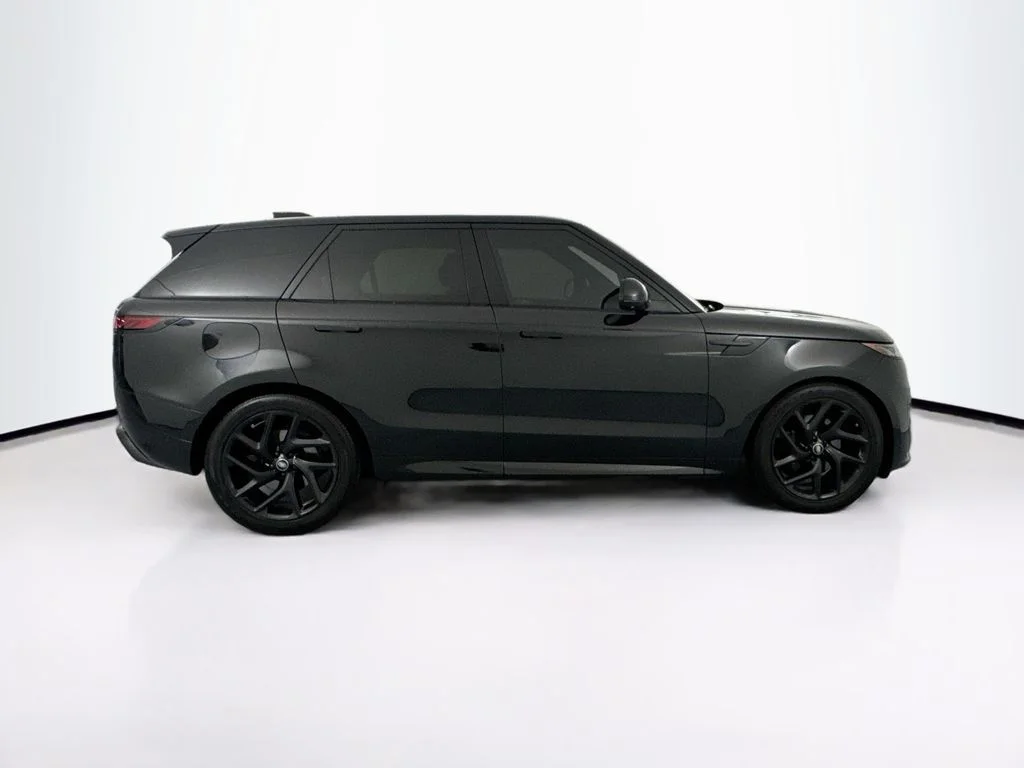 Used 2023 Black Land Rover SE Dynamic image 4