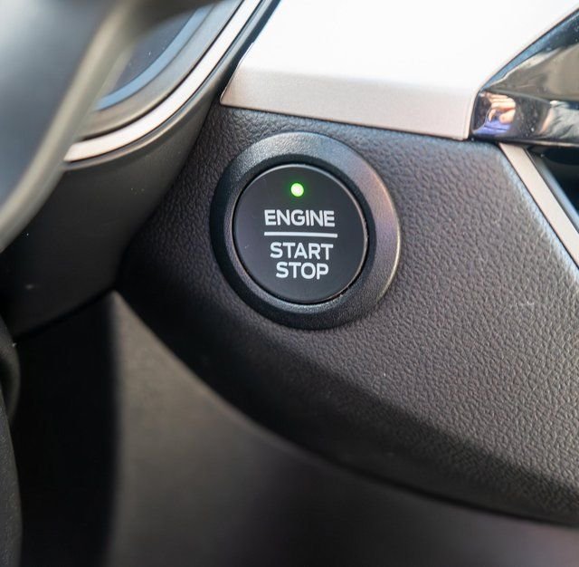 Used 2022 Oxford White Ford SE image 22