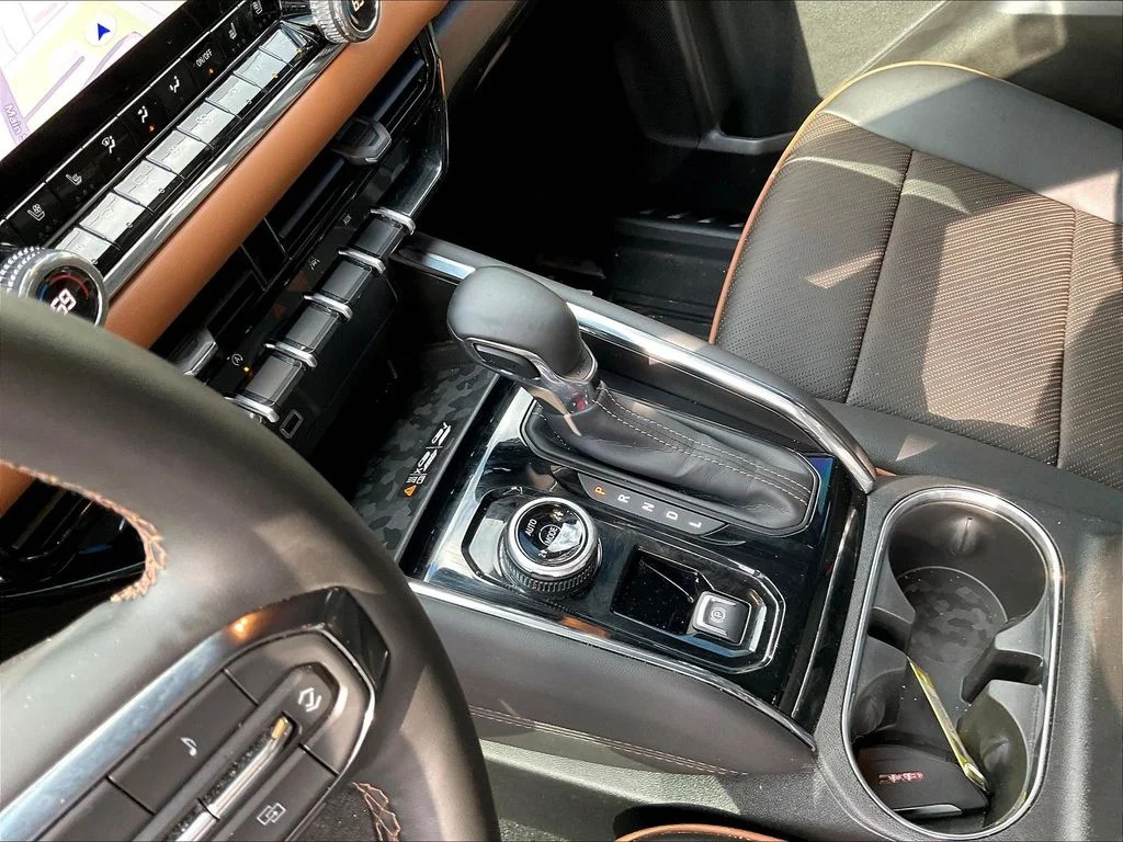 Used 2025 White GMC AT4 image 20