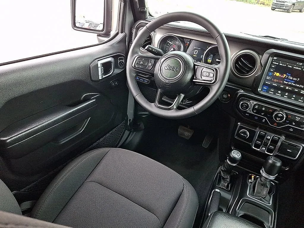 Used 2023 Gray Jeep 4x4 image 17