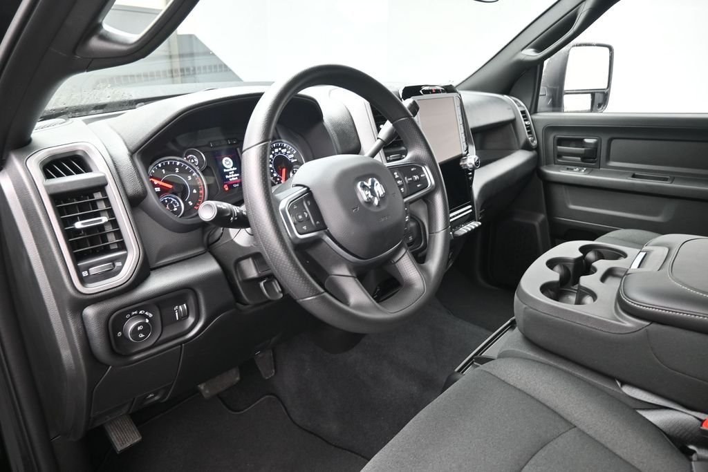 New 2026 Diamond Black Crystal Pearl-Coat Exterior Paint RAM Tradesman image 18