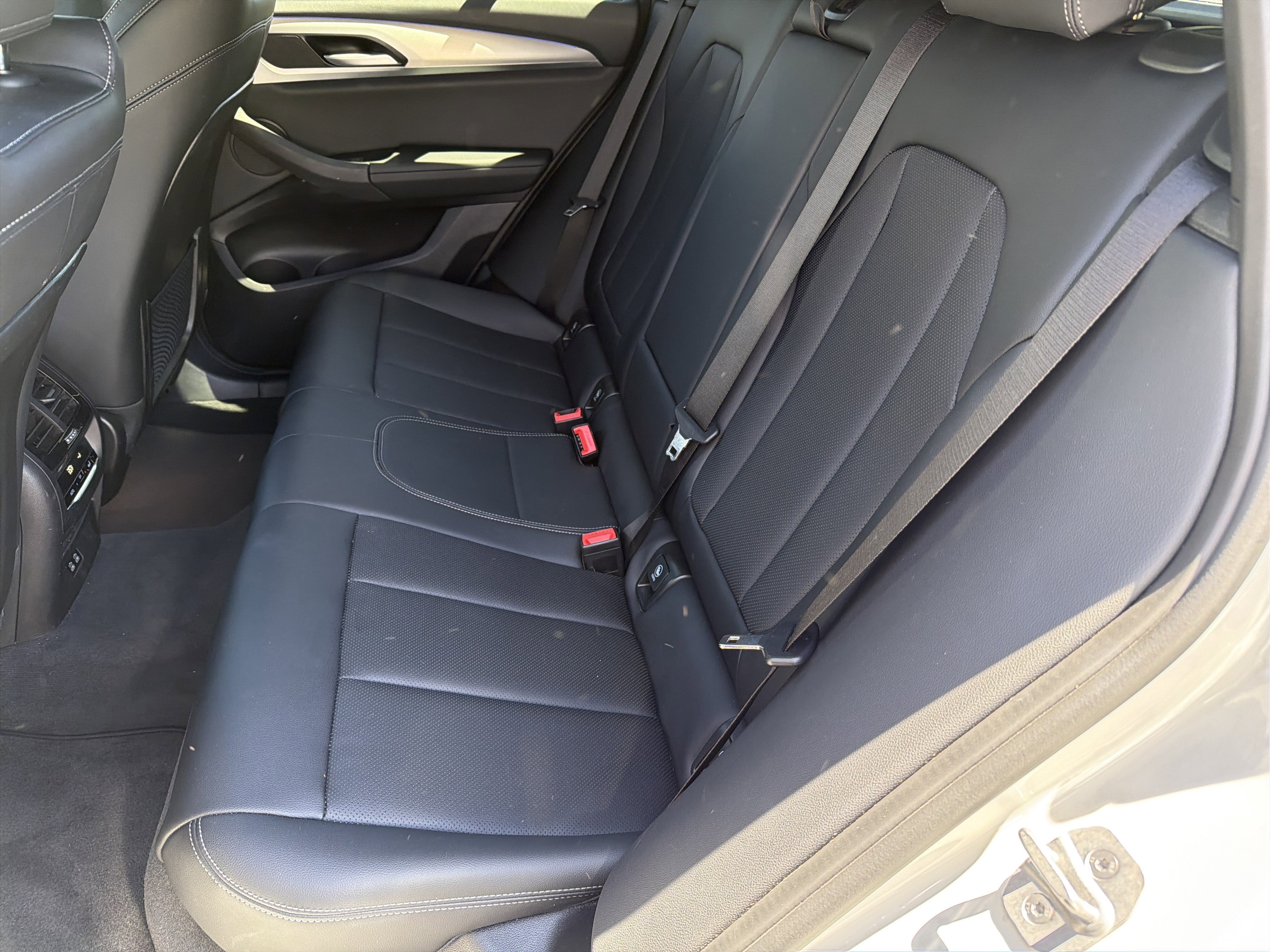 Used 2025 Mineral White Metallic BMW xDrive30i image 21